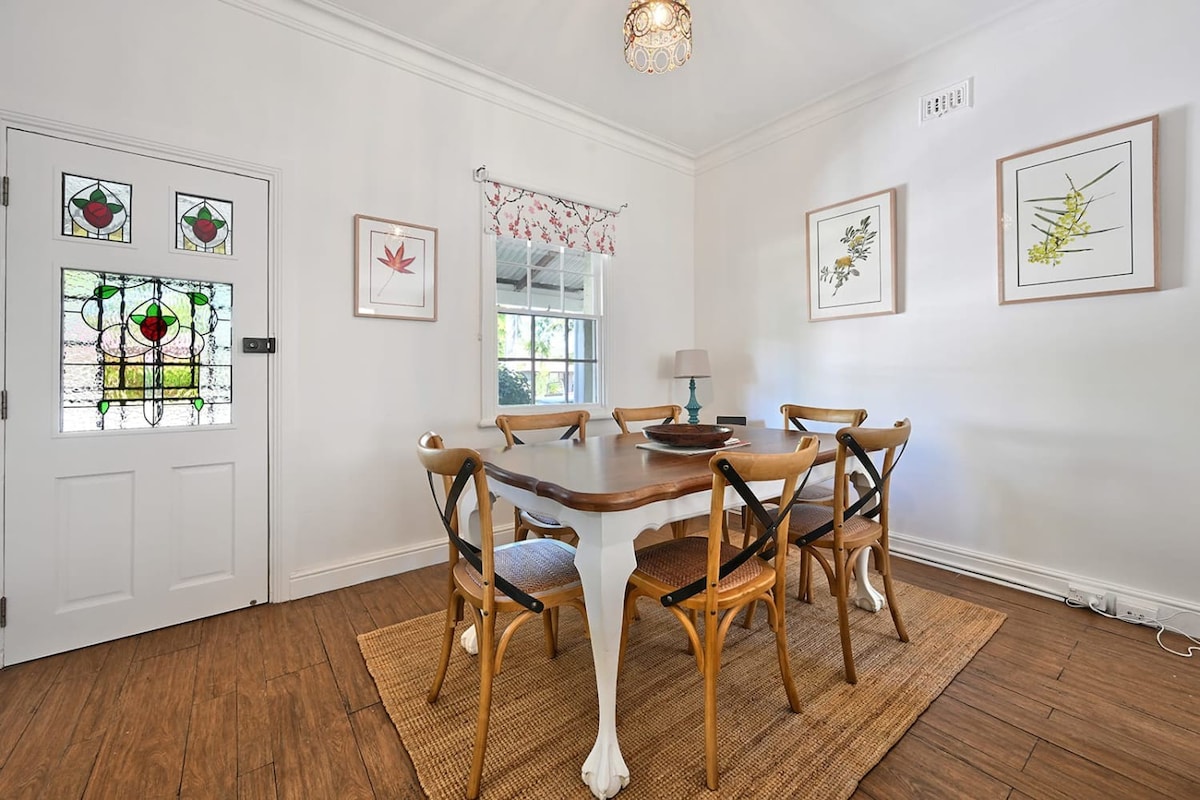 Autumn Leaf Cottage | Heritage Charm, Close to CBD