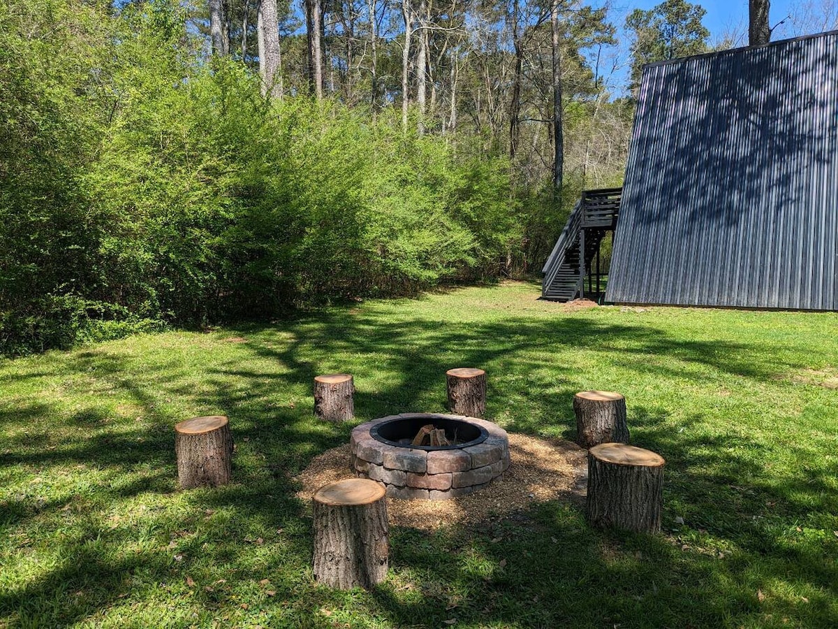 Summer Fun! FirePit! Lake Access! Have it all!
