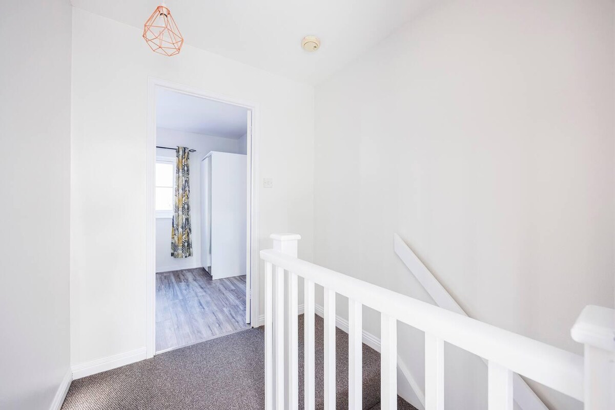 Remarkable 2- Bed House in Barking Essex