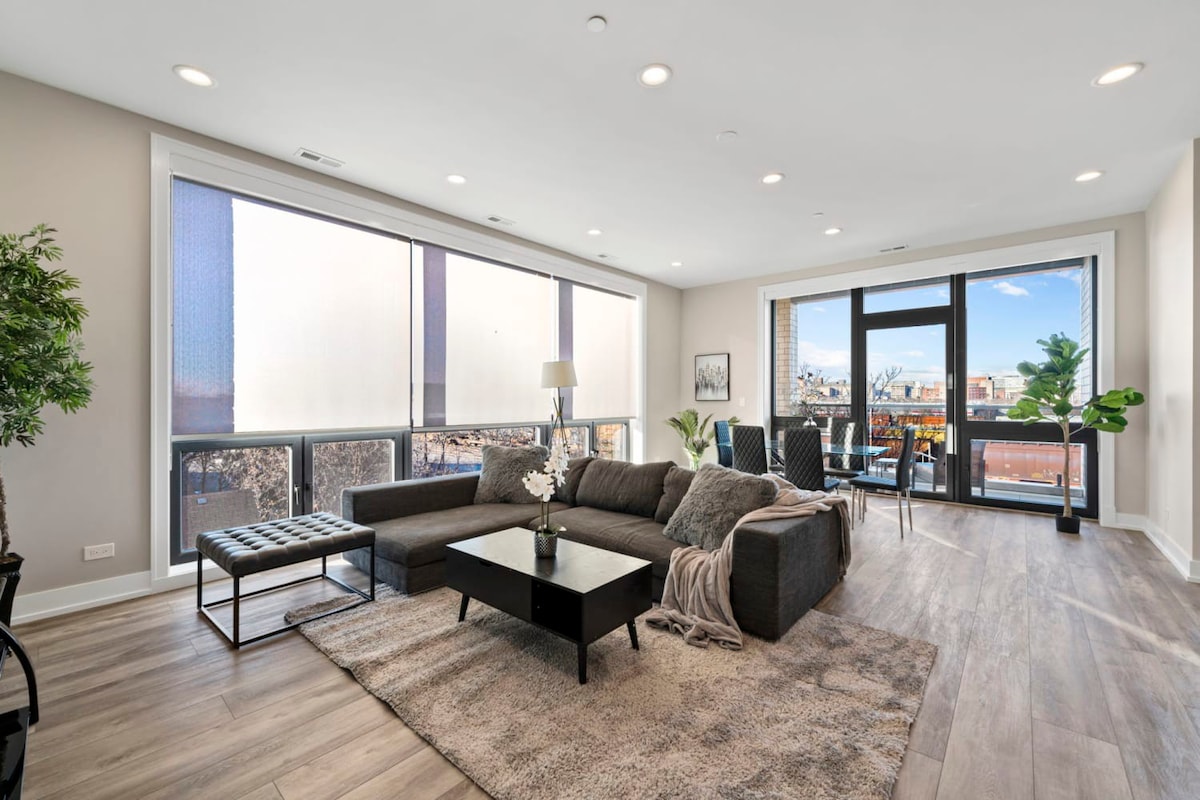 Penthouse 3bd/2ba New Chicago Condo w/Balcony