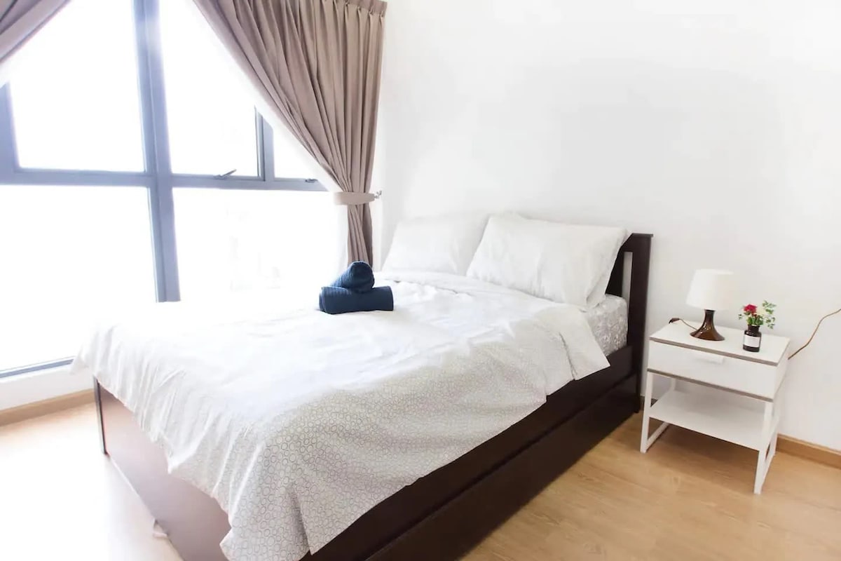 An Airy & Cozy 3BR Suite in Danga Bay FREE Parking