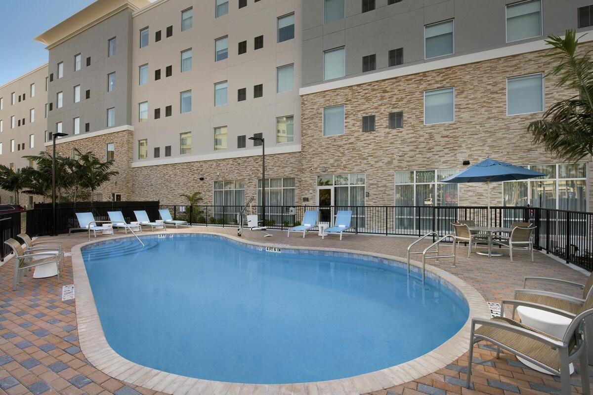 Your Miami Escape! Outdoor Pool, Free Breakfast!