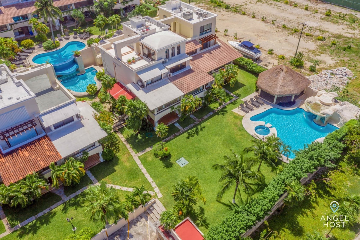 Stunning Villa | Walk to Beach & 3 Pools