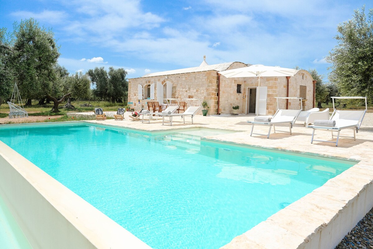 Trullo Delori with infinity Pool