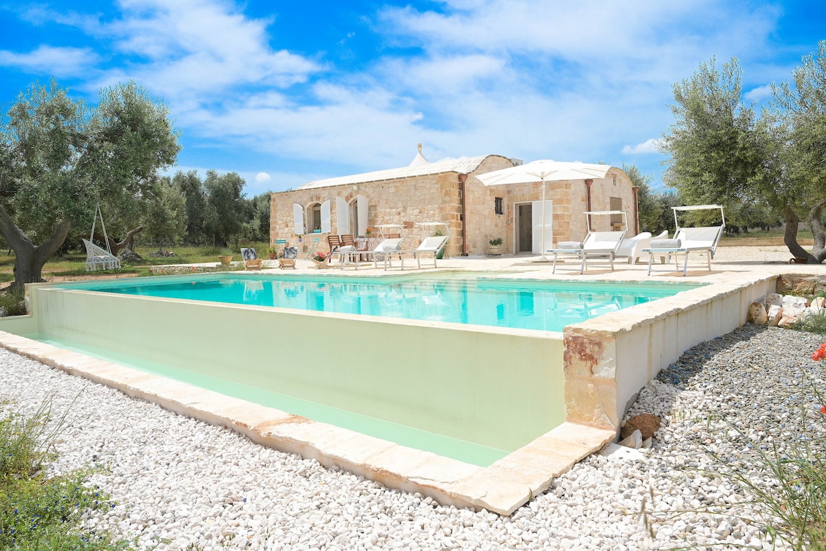 Trullo Delori with infinity Pool