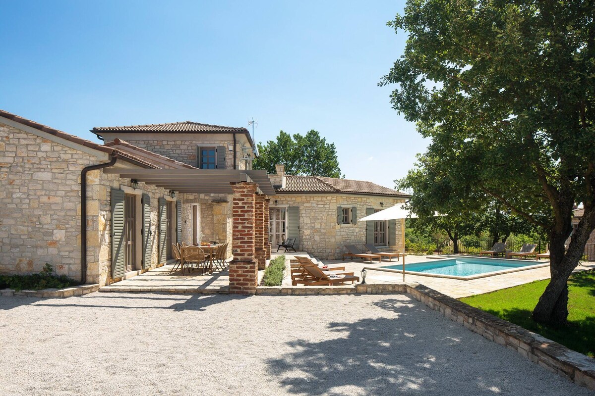 Rustic Villa Sambucus with a pool in Istria