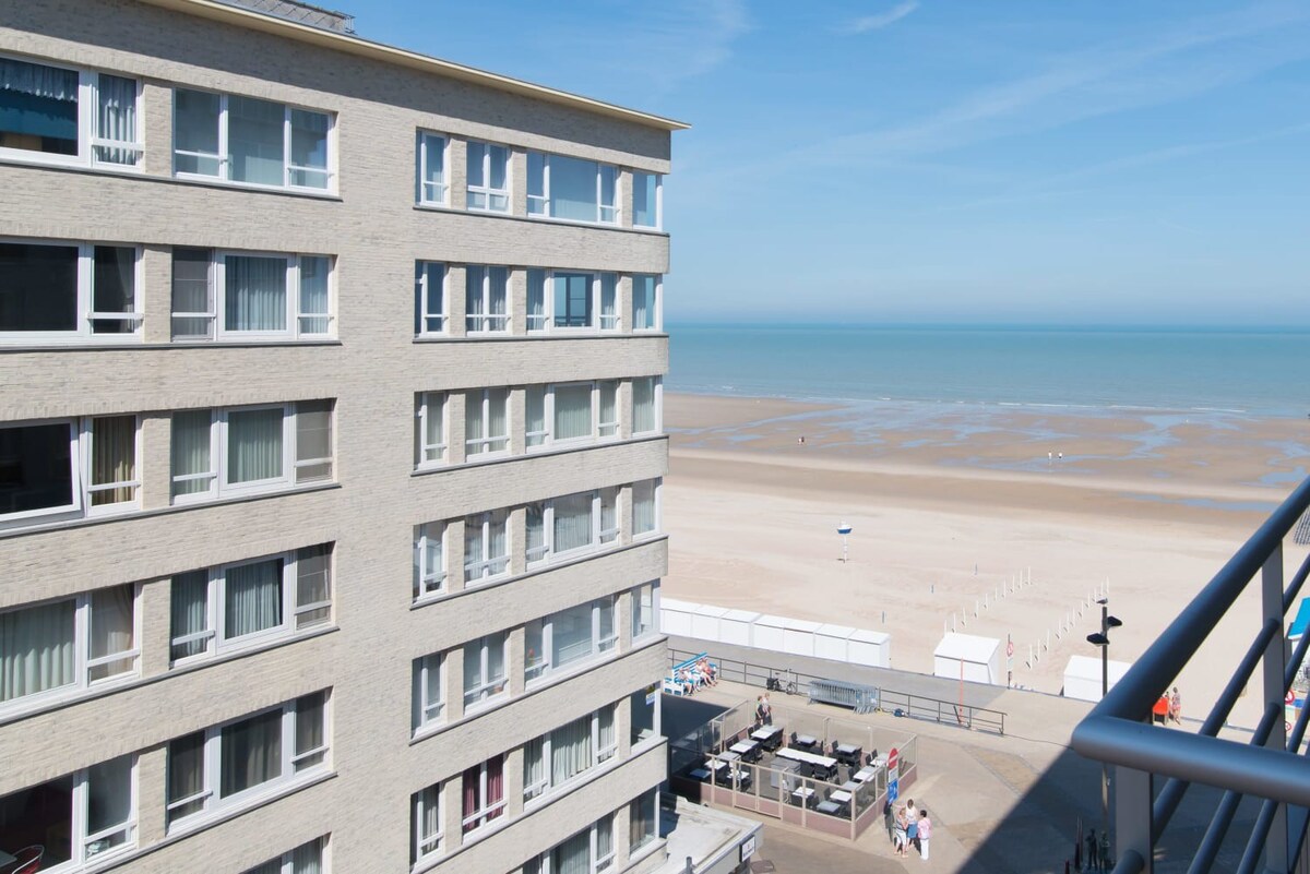 Apartment with sideways sea view in Middelkerke