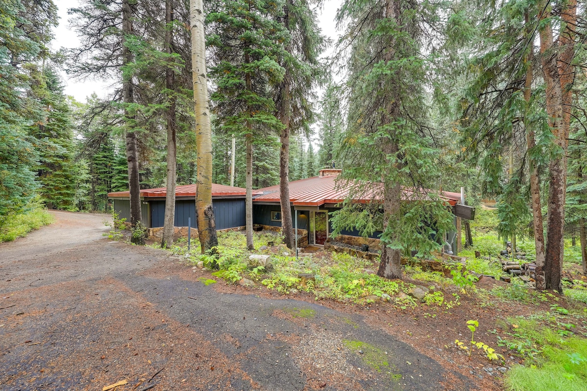 Mid-Century Cabin: Creekside, Easy Access to i-70