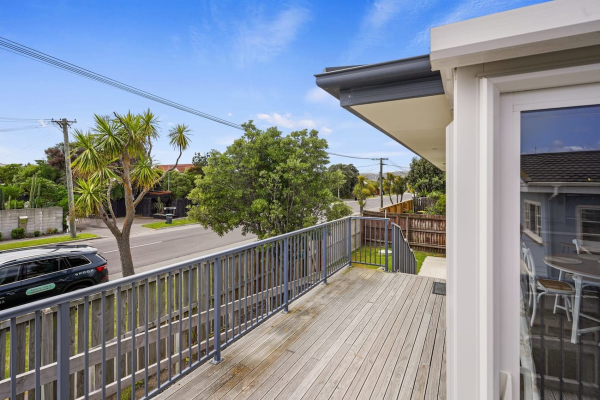 Modern 2-Bedroom Oasis, Just Steps from the Beach