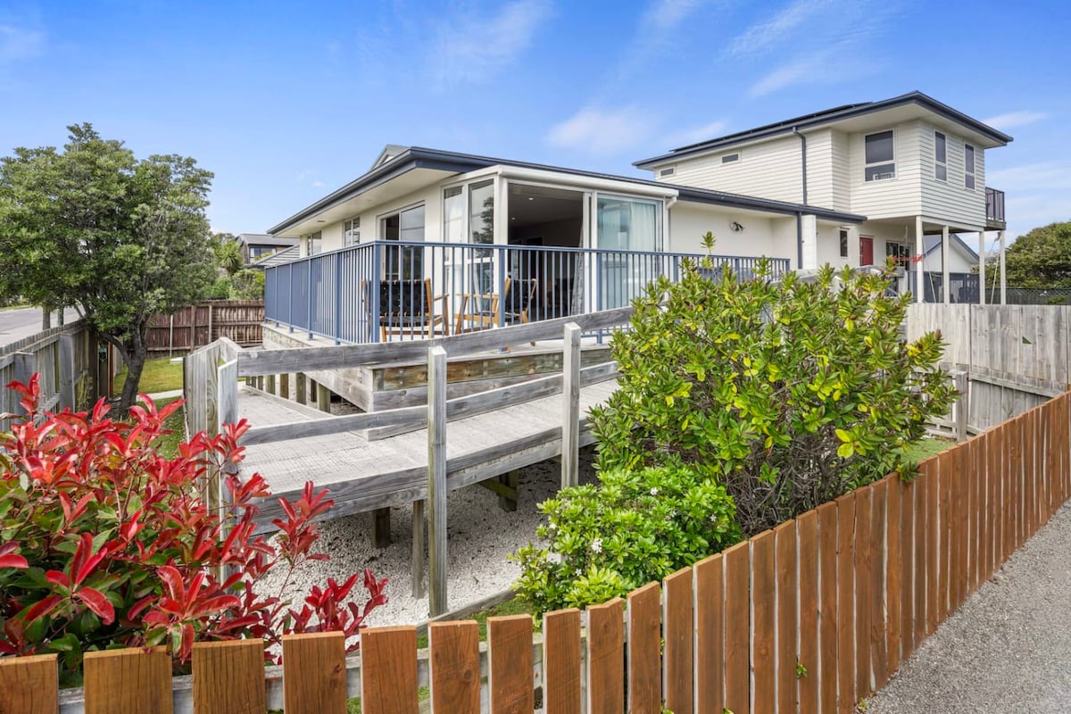 Modern 2-Bedroom Oasis, Just Steps from the Beach