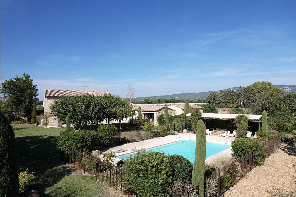 Air-conditioned Provençal farmhouse with private p