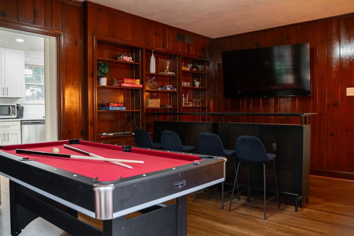 NEW Game Room w/ Pool Table | BBQ Grill | Fire Pit