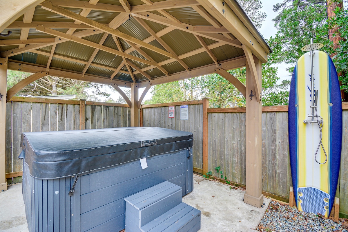 Westport Home w/ Hot Tub: 2 Blocks to Beach!