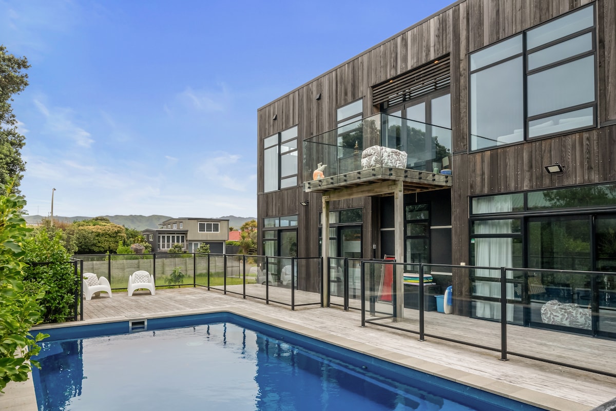 Sun and Serenity - Waikanae Beach Holiday Home