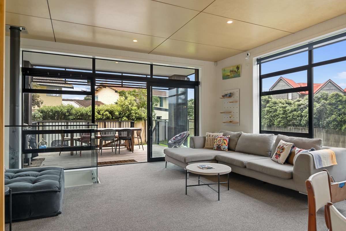 Sun and Serenity - Waikanae Beach Holiday Home