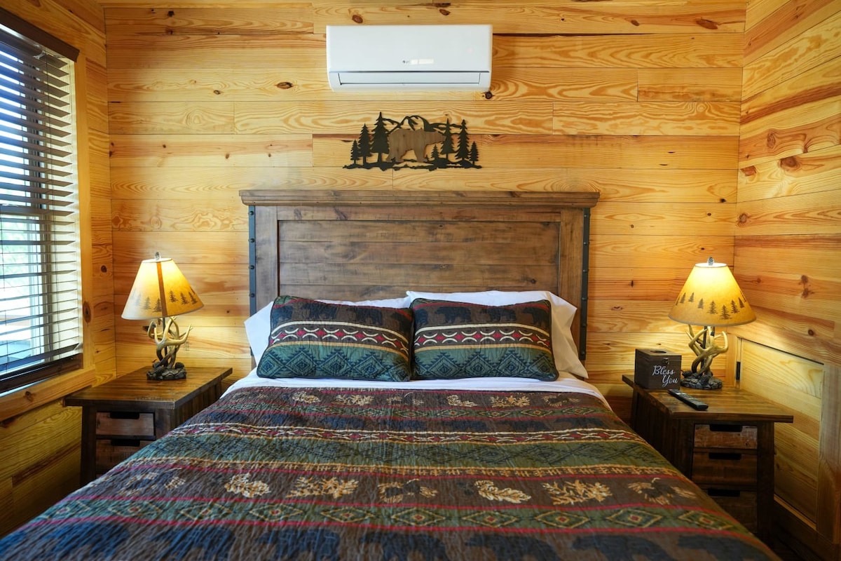 CampQYB- Modern Lux Cabin, Hot Tub, FirePit, Sauna