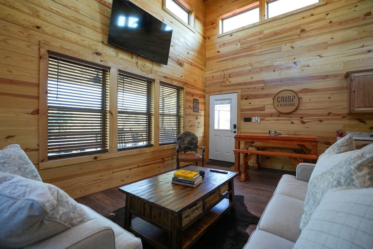 CampQYB- Modern Lux Cabin, Hot Tub, FirePit, Sauna