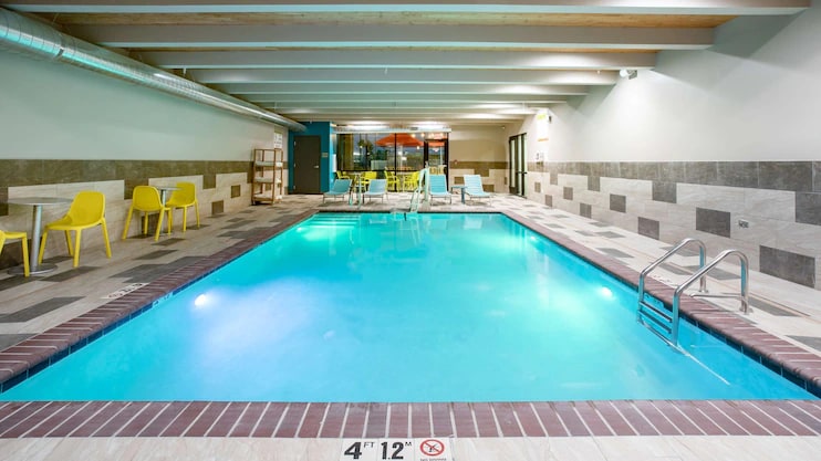 Roswell Retreat: Indoor Pool, FREE Breakfast!