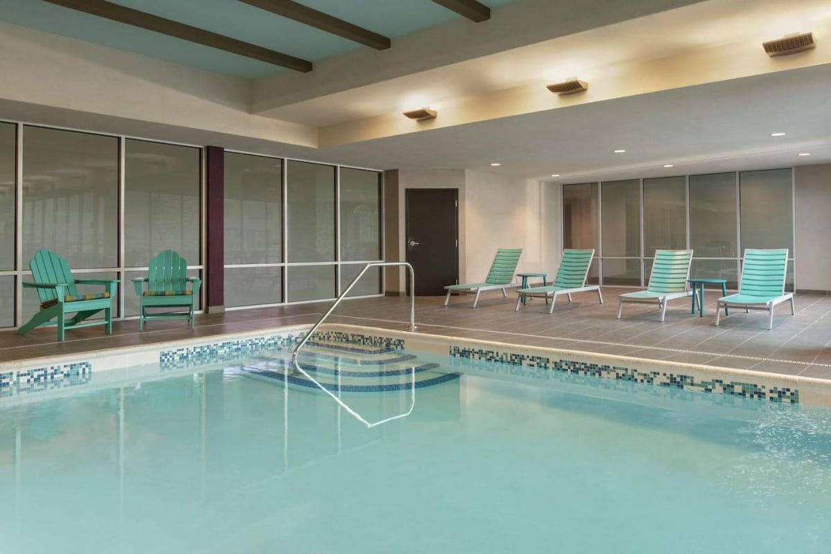 Tranquil Retreat! FREE Airport Shuttle, Pool!