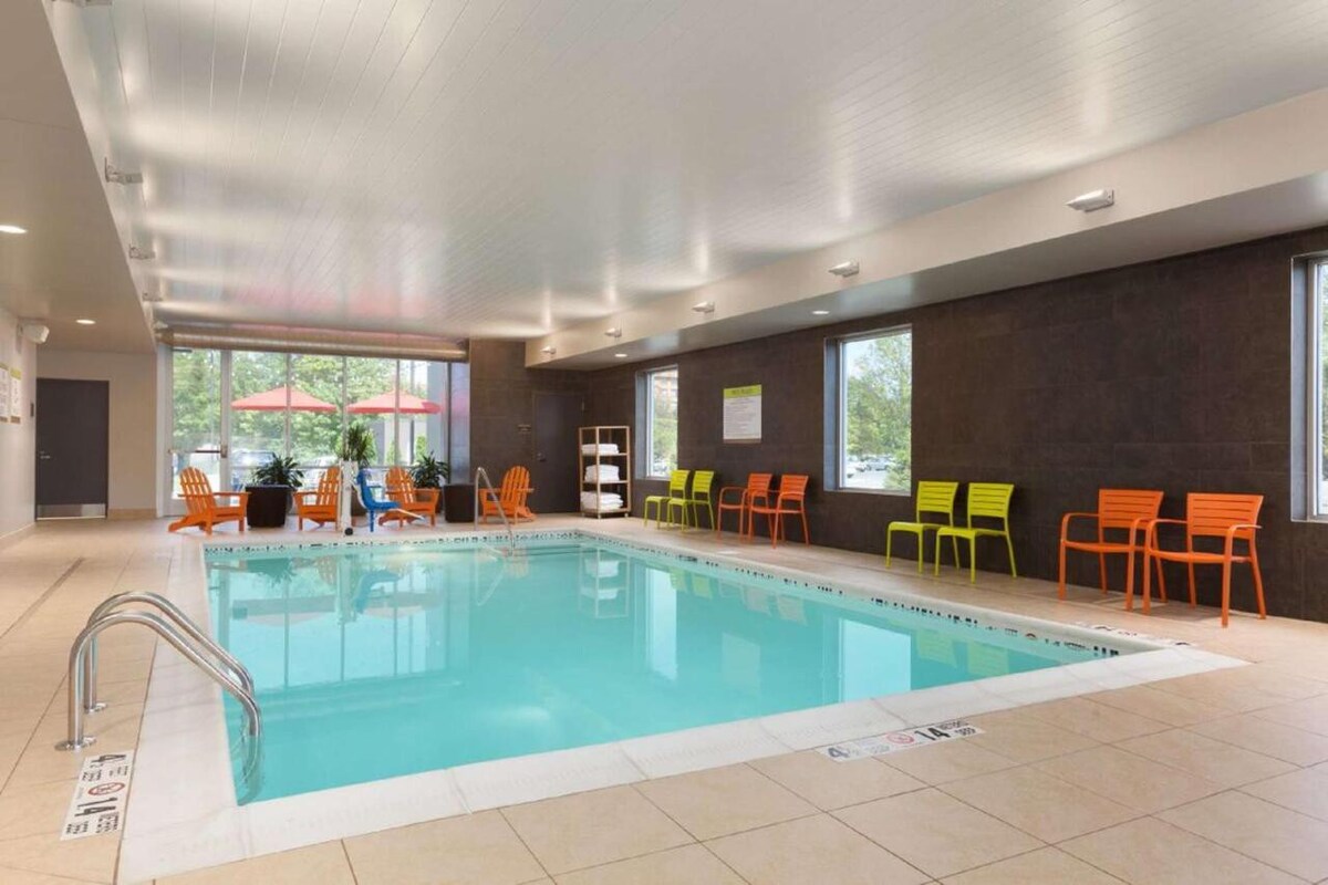 Comfort & Convenience! Pool, Free Breakfast!