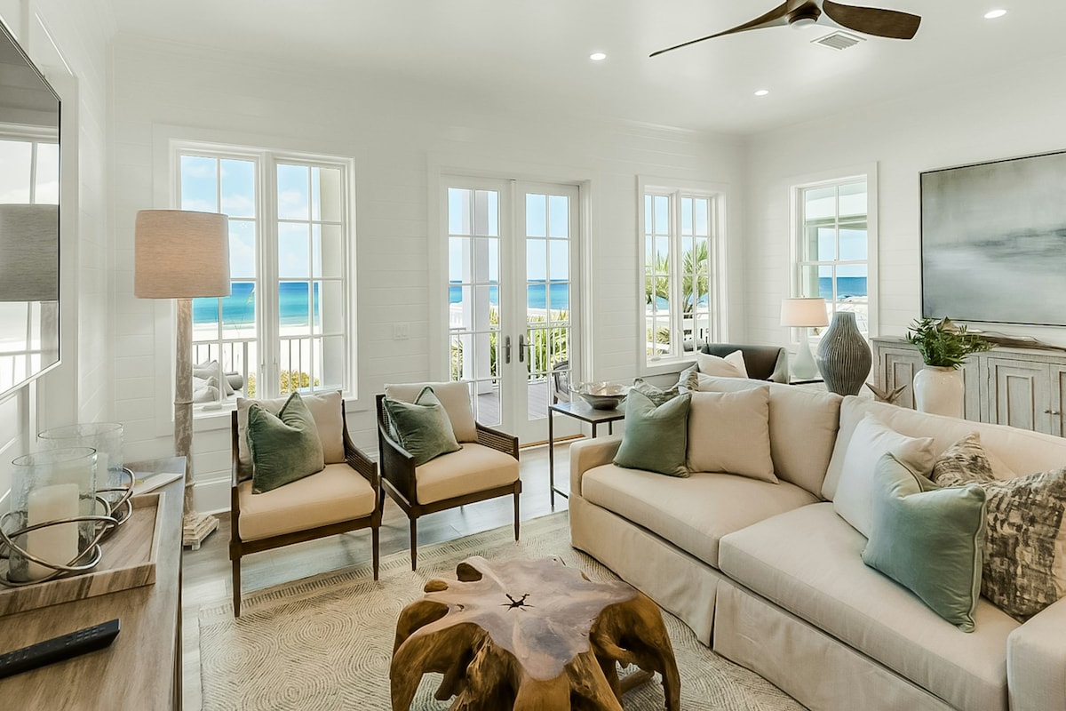 3BR oceanfront oasis with pool & balcony views