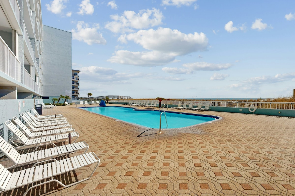Lovely 2BR Oceanfront 3rd-Floor | Balcony | Pool