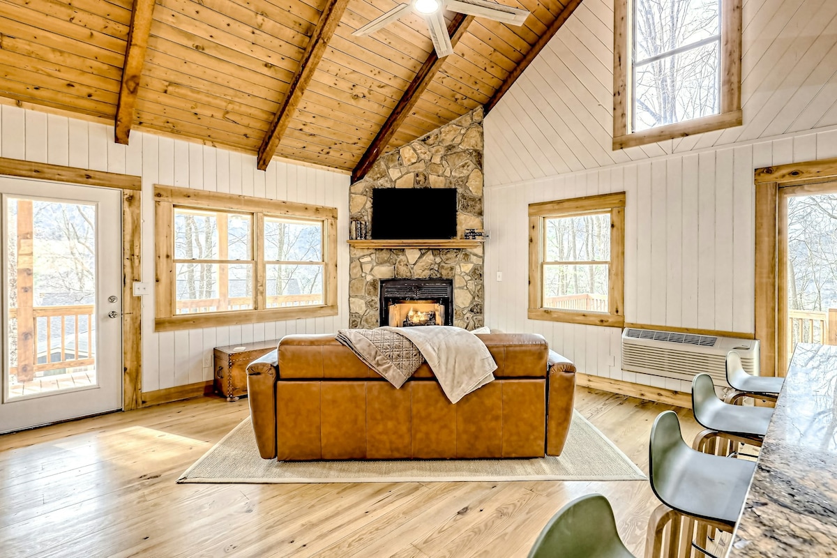 3BR woodland cabin with fireplace & lovely deck