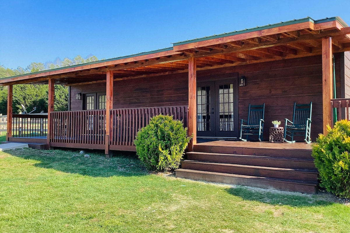 2BR cabin with radiant views - dog-friendly