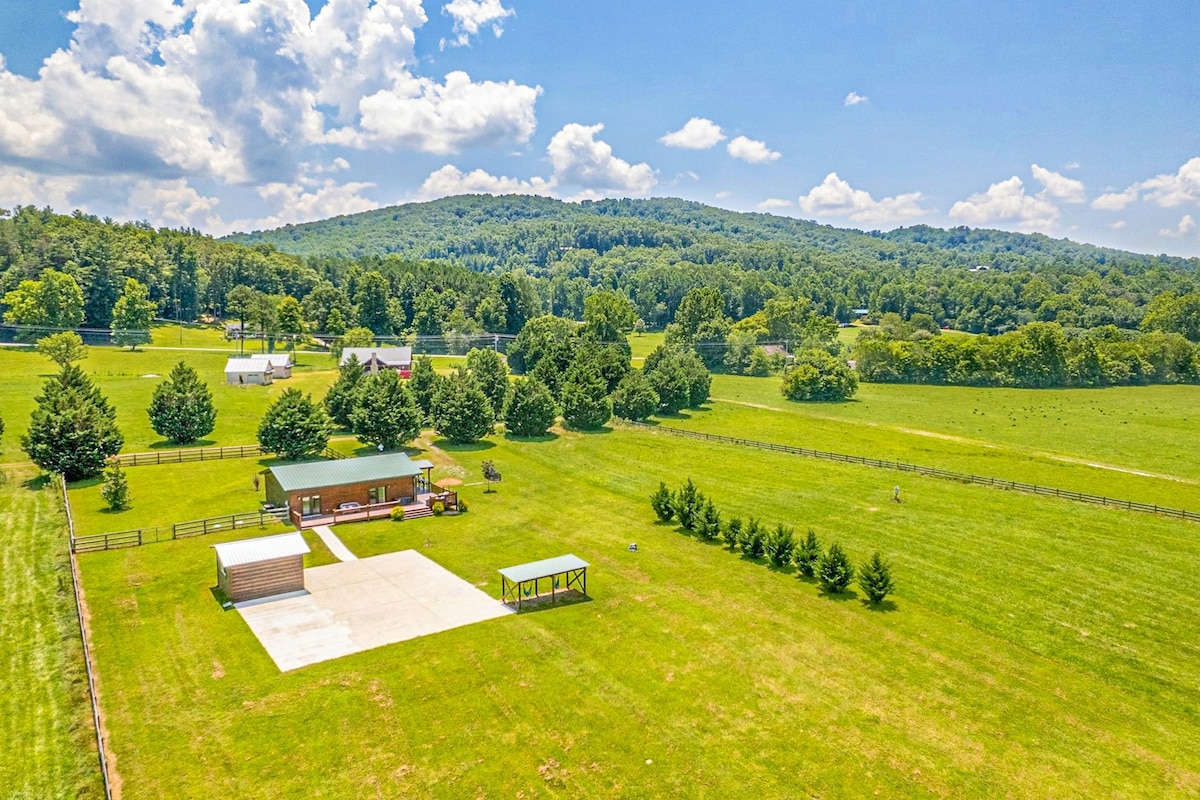 2BR cabin with radiant views - dog-friendly