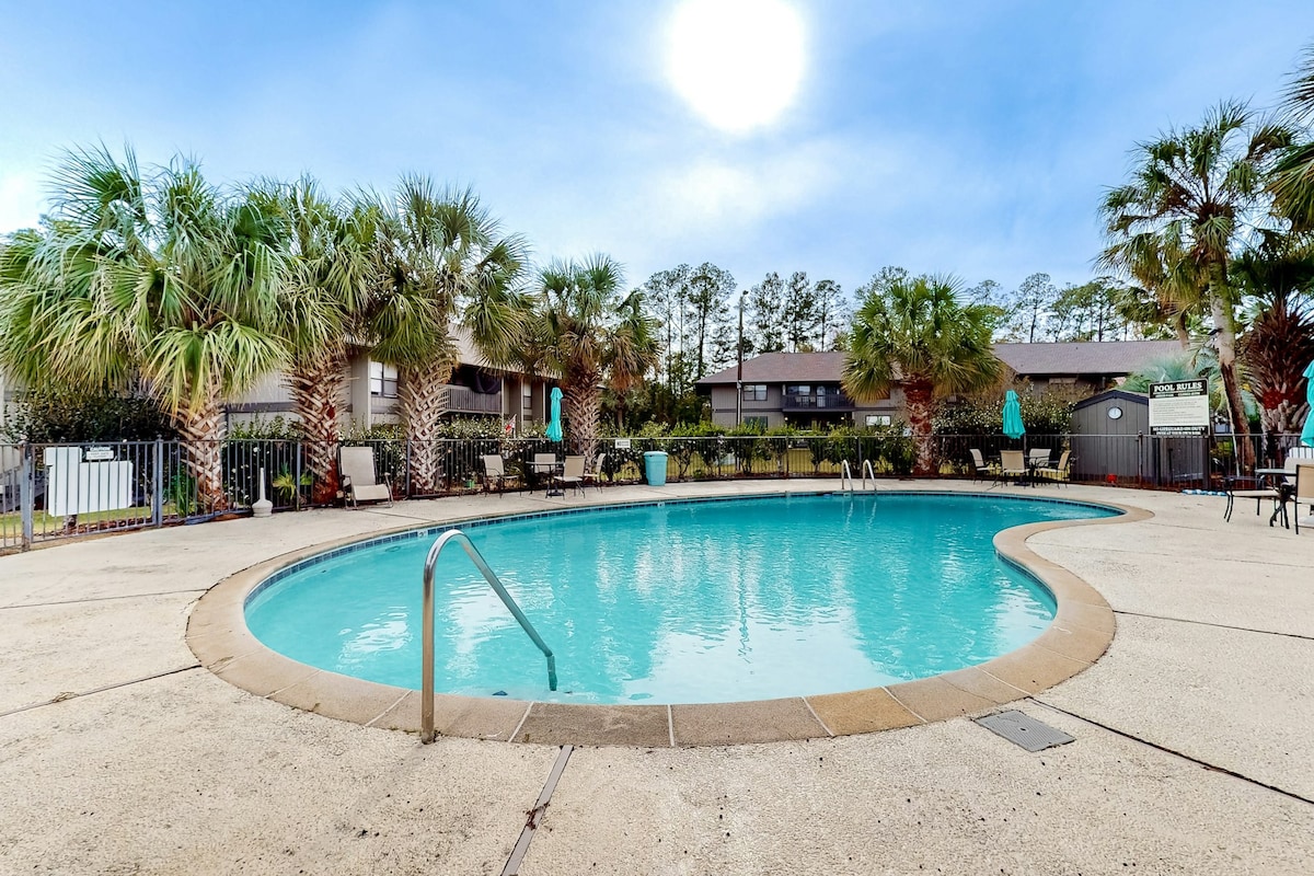 2BR updated dog-friendly condo with pool & tennis