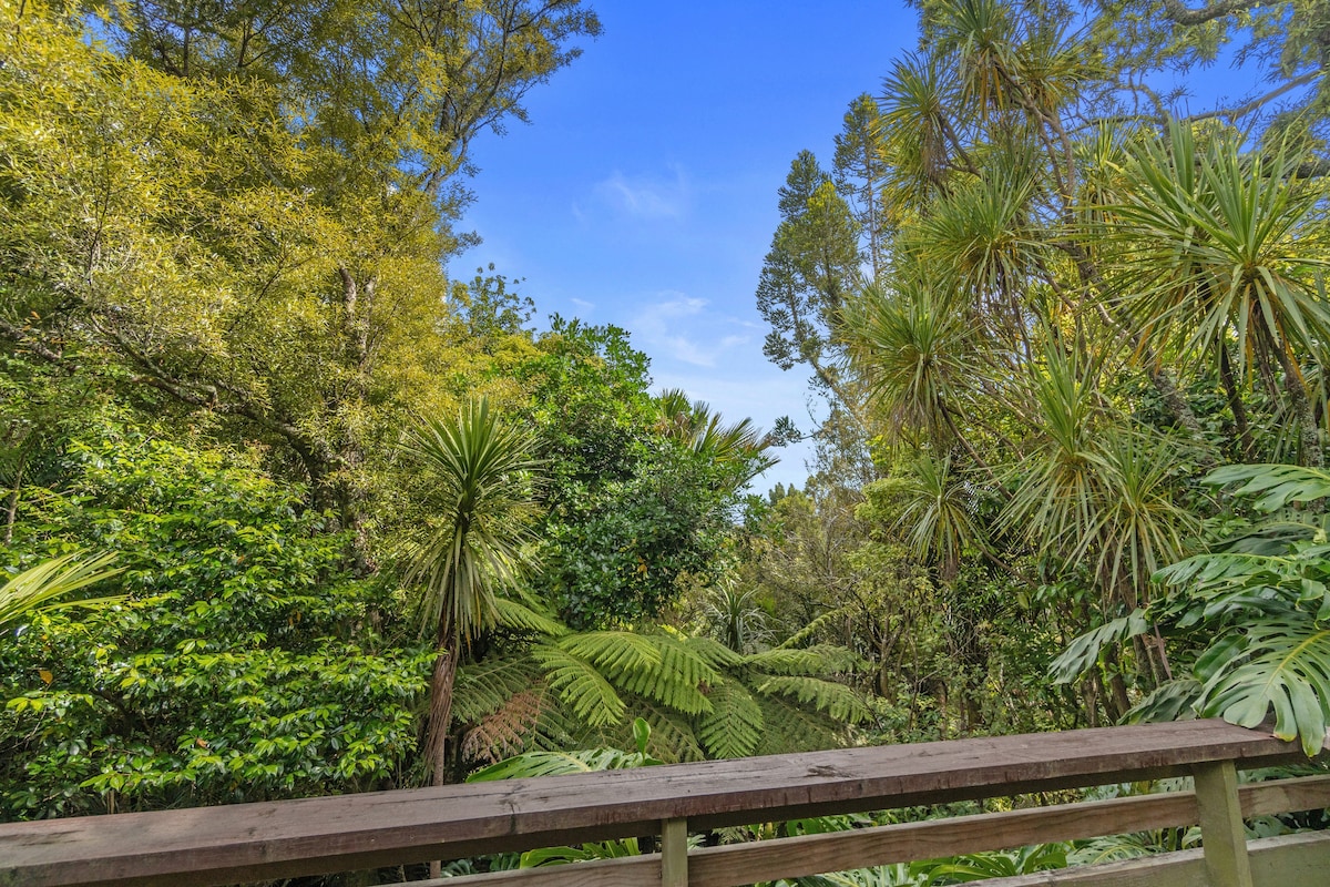 Treetop Sanctuary - Titirangi Holiday Home