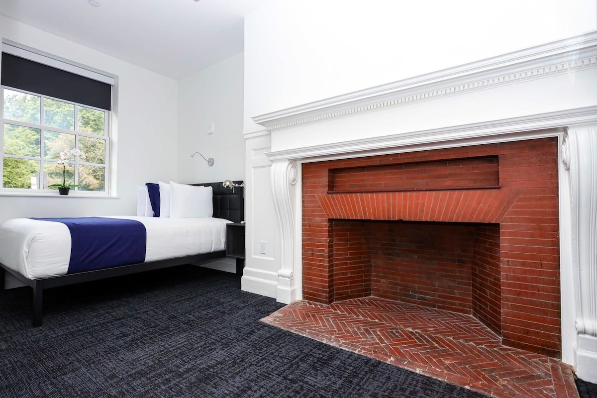 Stylish Hotel Room in Boston's Fenway - Unit #104