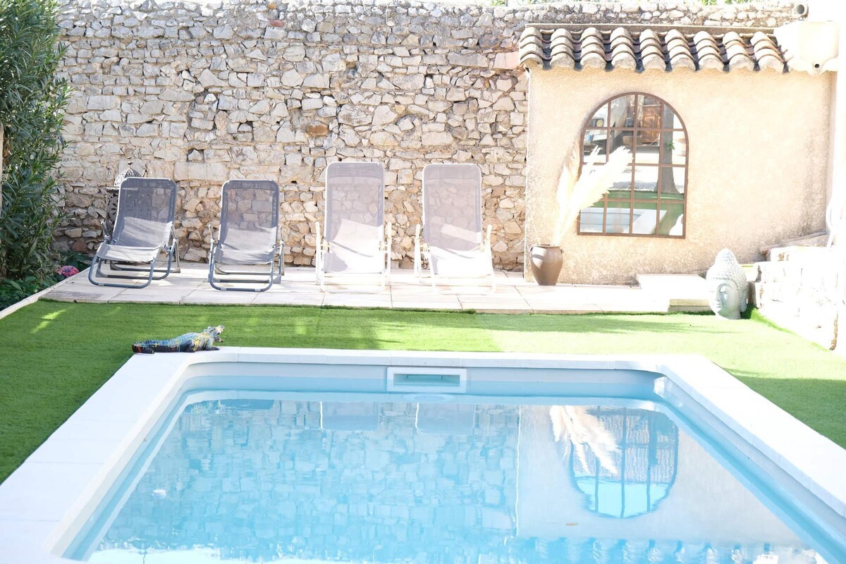 pretty detached house with swimming pool in the vi