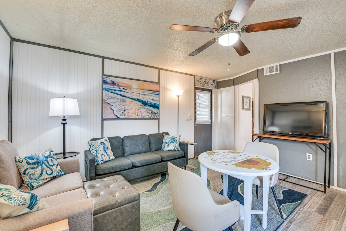 Fort Walton Beach Studio: Shared Pool & Beach Bar!