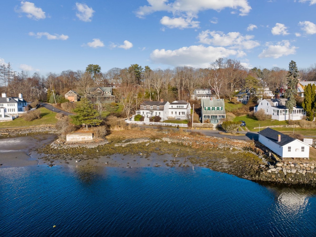 Waterfront Retreat in York Harbor l Sleeps 15-17