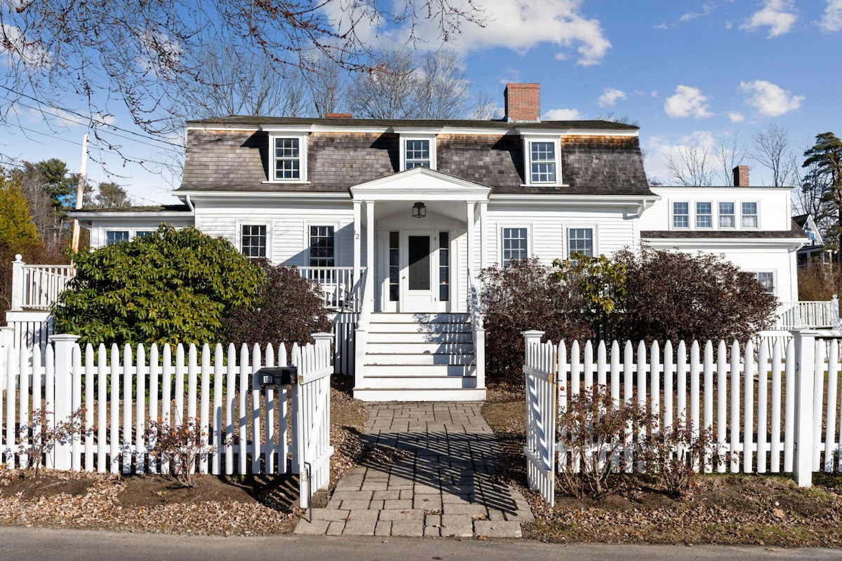 Waterfront Retreat in York Harbor l Sleeps 15-17