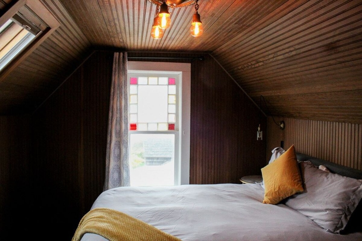 Historic Queen w/ Clawfoot Tub at Shelburne Hotel