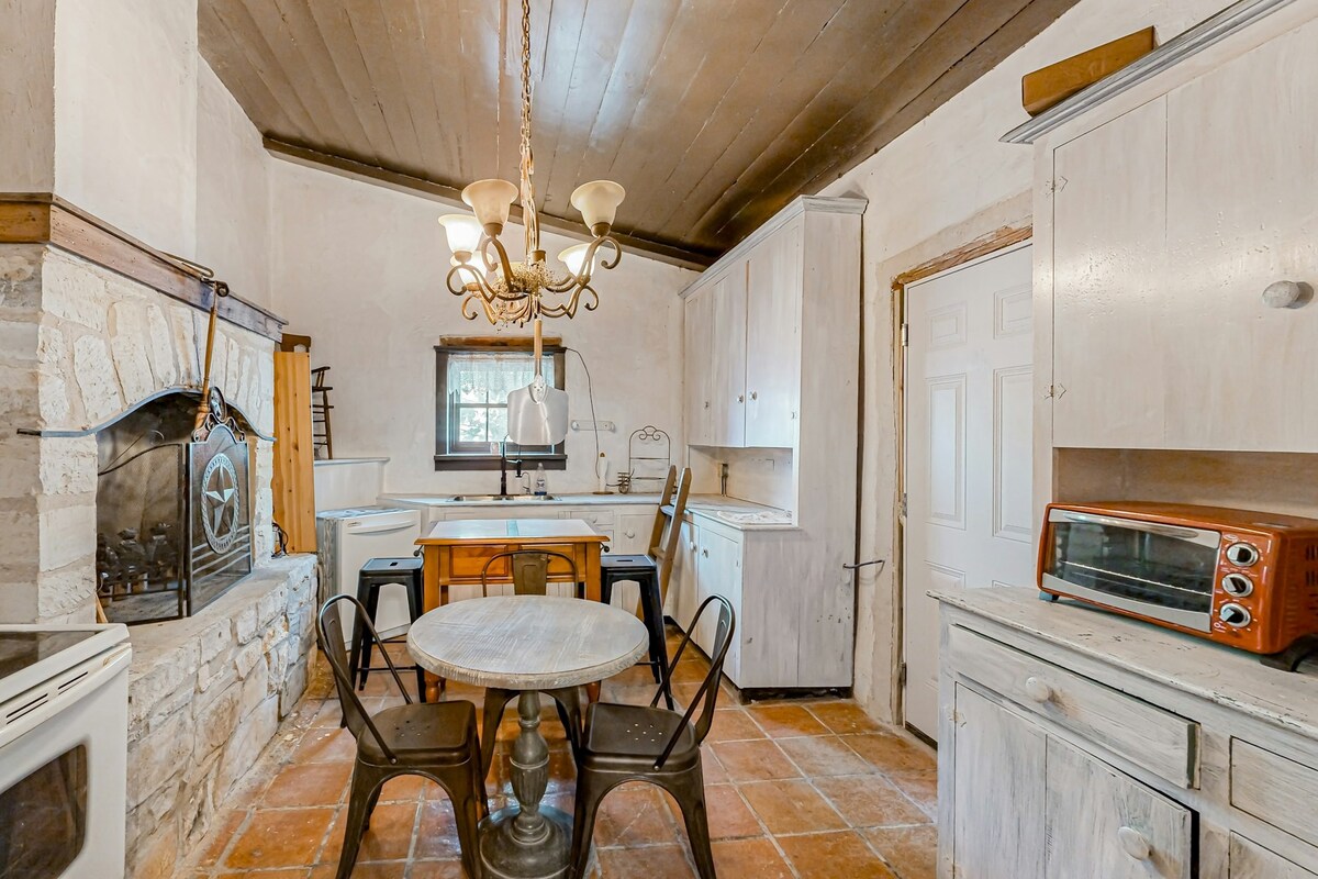 2BR dog-friendly home with old-world charm