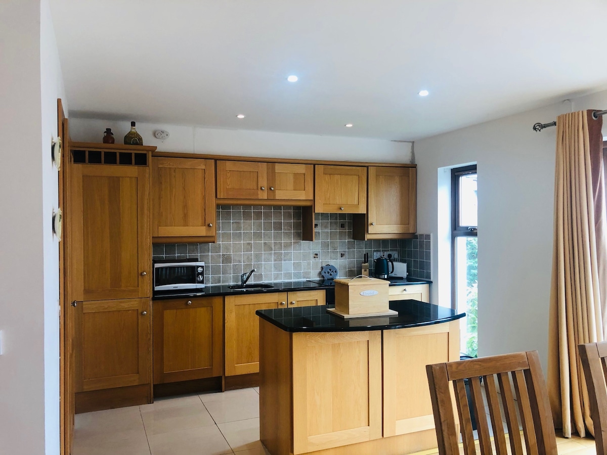 3 bedroom home easy walking distance to Kenmare to