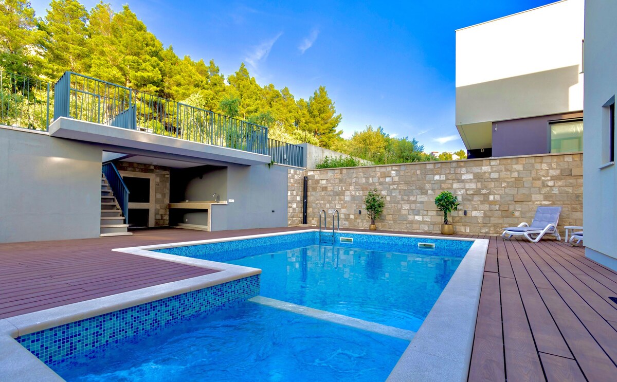 Luxury Villa Peony with Pool
