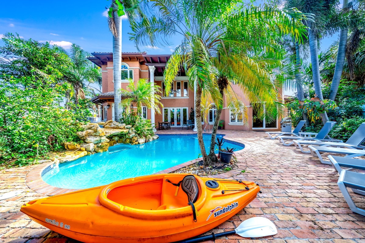 Waterfront Mansion! Heated Pool+1 Mile To Beach!