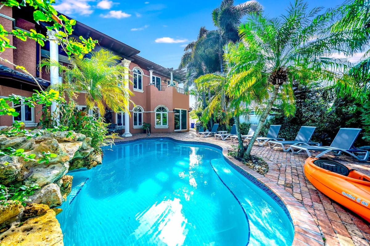 Waterfront Mansion! Heated Pool+1 Mile To Beach!
