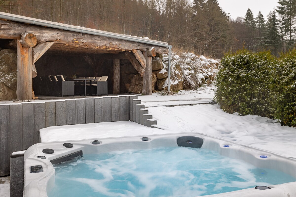 Industrial Style Loft w/ Hot Tub I Sauna I Terrace