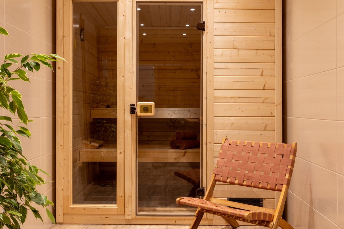 Industrial Style Loft w/ Hot Tub I Sauna I Terrace
