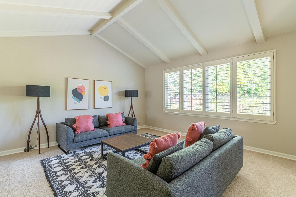 Blueground | Mountain View,yard & vaulted ceilings