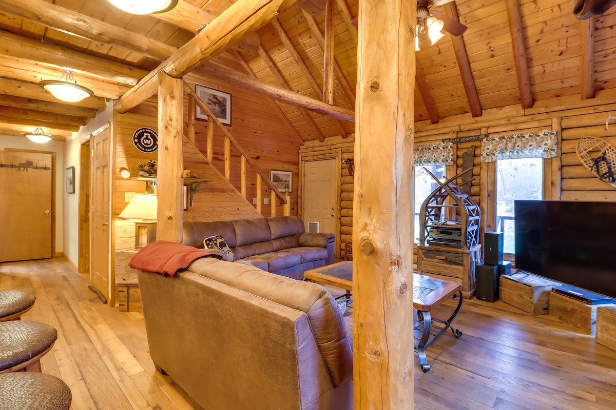 Secluded, Pet-Friendly Cresco Log Cabin: Fire Pit!