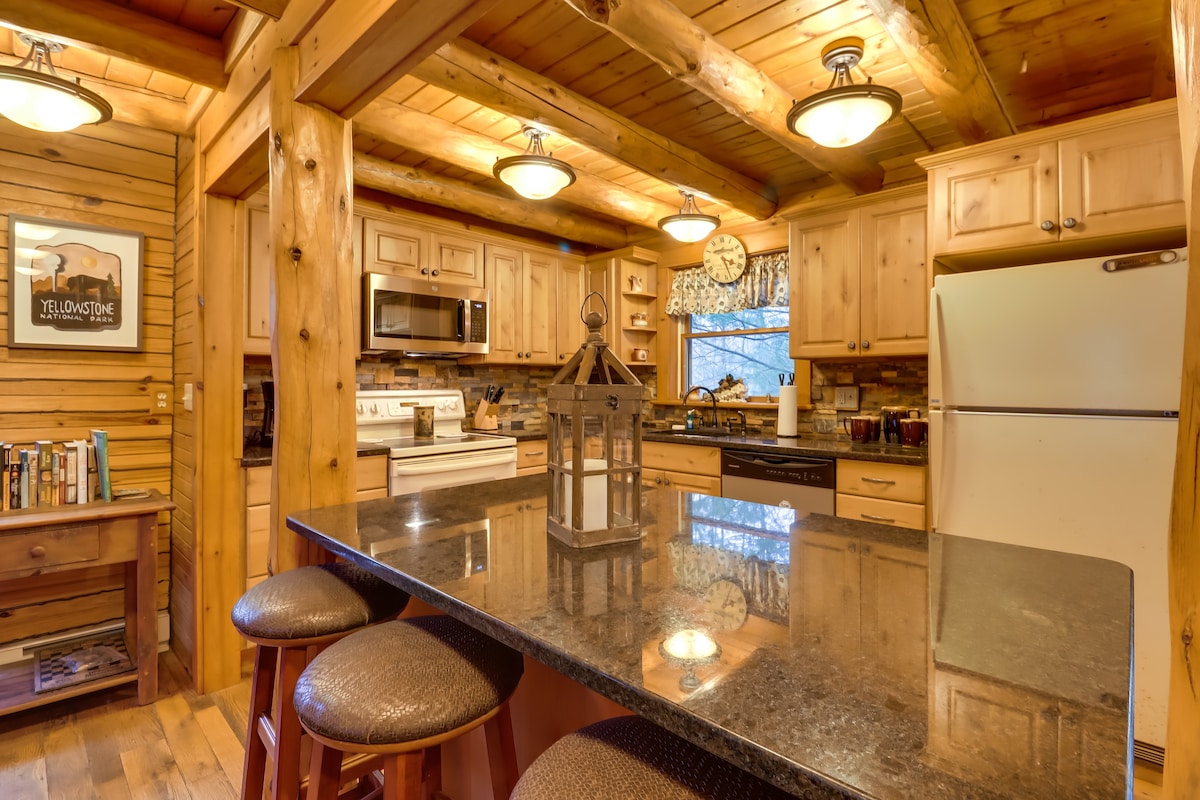 Secluded, Pet-Friendly Cresco Log Cabin: Fire Pit!