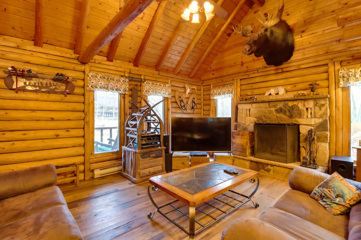 Secluded, Pet-Friendly Cresco Log Cabin: Fire Pit!