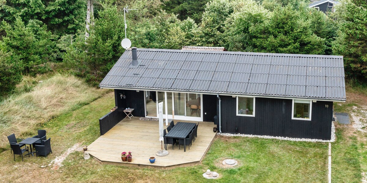 Cozy summer house with shelter