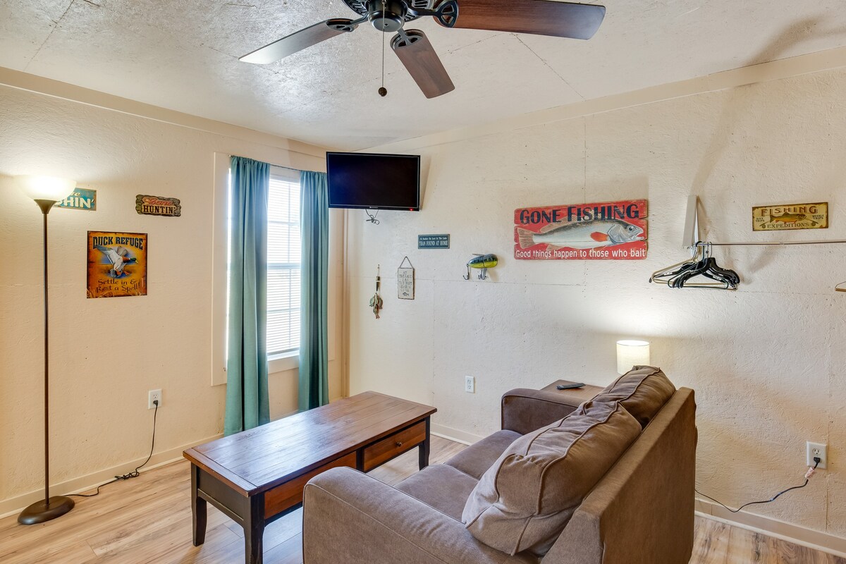 Kerens Vacation Rental w/ On-Site Fishing Pier!